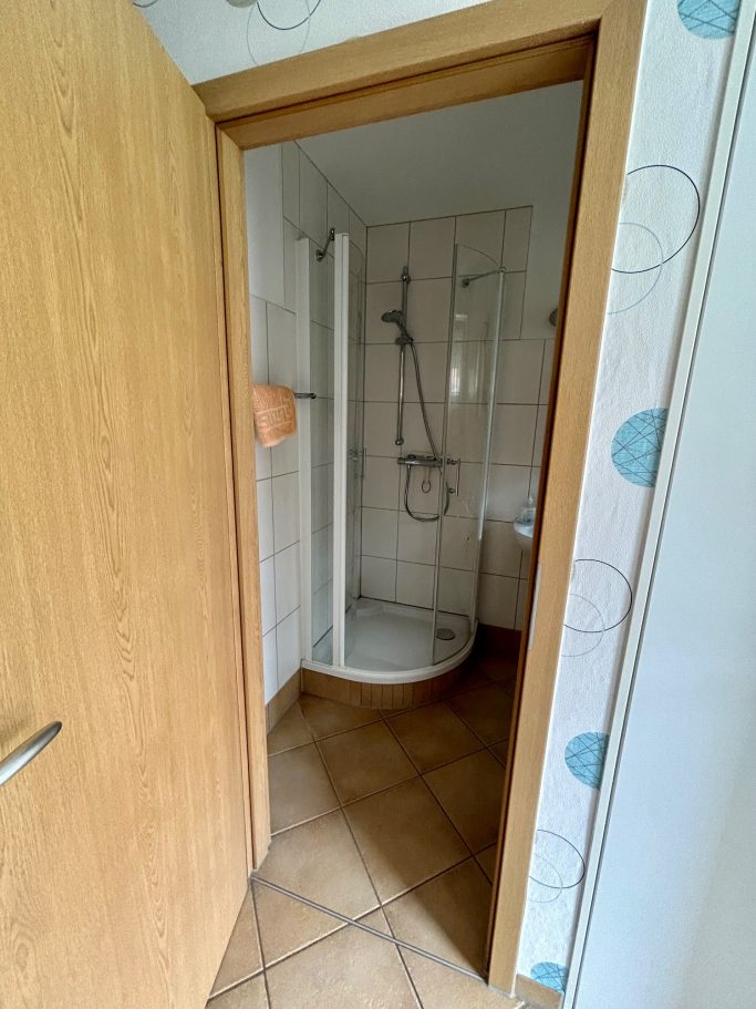 kleines Bad mit Dusche und WC
