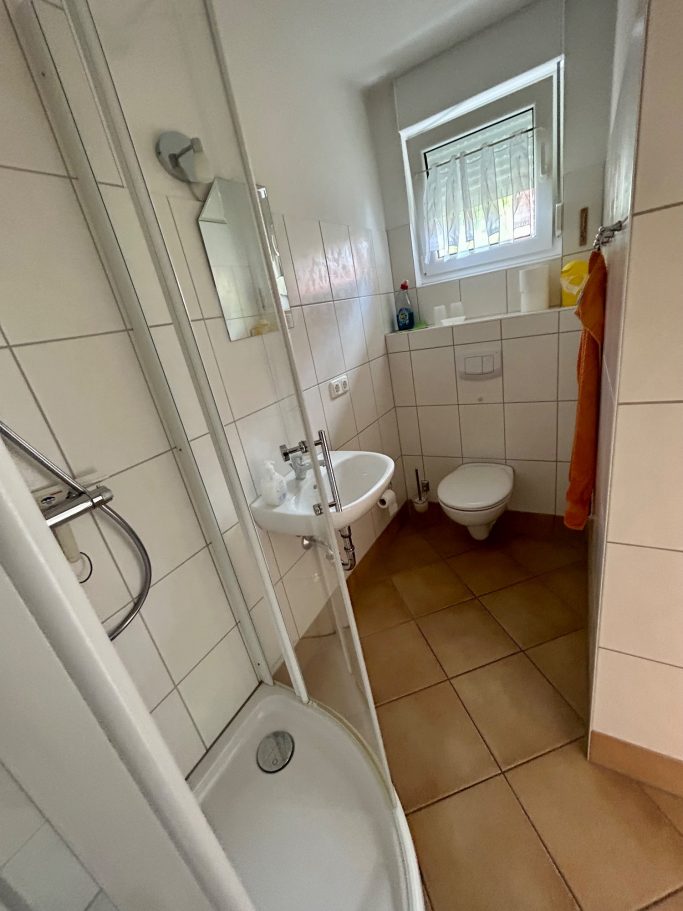 kleines Bad mit Dusche und WC